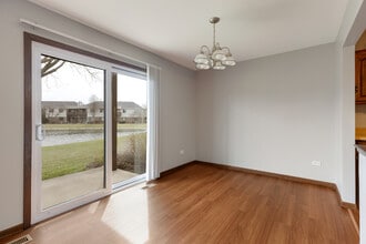907 Cross Creek Dr N in Roselle, IL - Building Photo - Building Photo