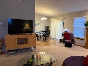 701 Blackstone Ct in Dekalb, IL - Foto de edificio - Building Photo