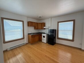 208 Main St, Unit #5 in Binghamton, NY - Foto de edificio - Building Photo