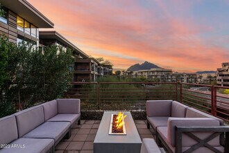 7161 E Rancho Vista Dr in Scottsdale, AZ - Foto de edificio - Building Photo