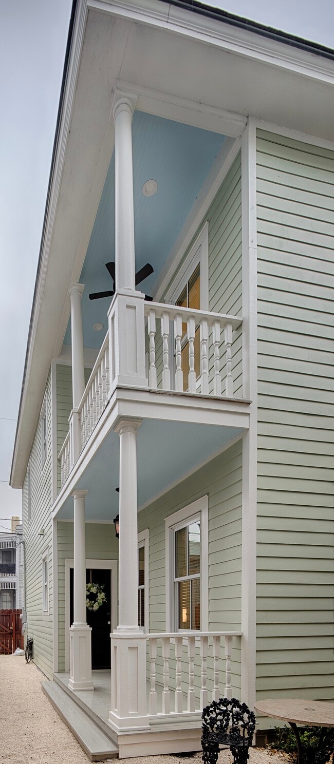 203 W Waldburg St, Unit 1A