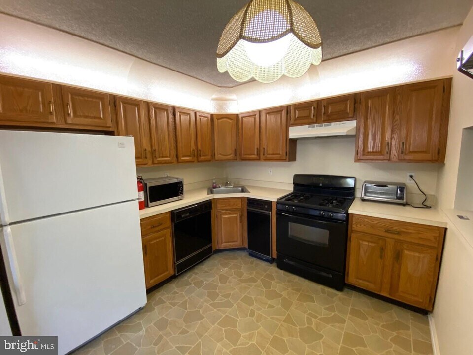 72 Joyner Ct in Lawrence Township, NJ - Building Photo