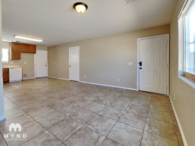 2434 E Roeser Rd in Phoenix, AZ - Foto de edificio - Building Photo