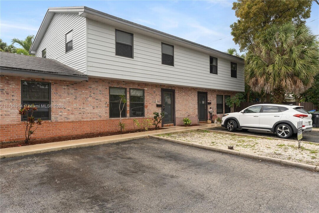 832 NE 18th Ct in Fort Lauderdale, FL - Building Photo