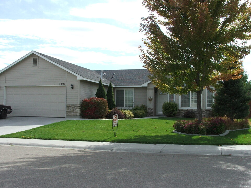 1901 W Roberts Ave in Nampa, ID - Foto de edificio