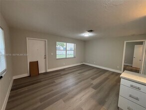 1011 SW 8th St in Hallandale Beach, FL - Building Photo - Building Photo