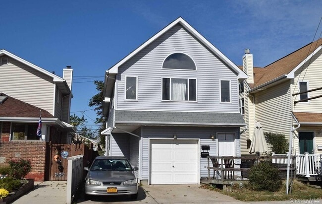 property at 715 E Walnut St