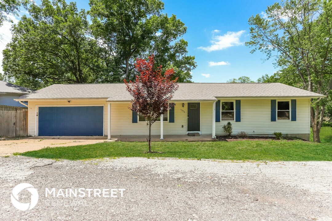 1353 Meadow Dr in Arnold, MO - Building Photo