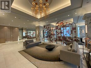 10 Inn On The Pk Dr in Toronto, ON - Building Photo - Building Photo