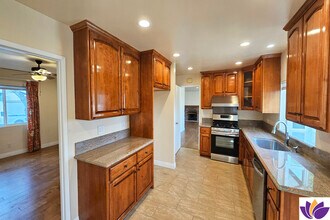 8640 Farralone Ave in West Hills, CA - Foto de edificio - Building Photo