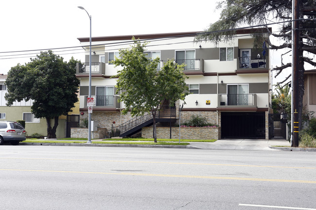 13748 Sherman Way in Van Nuys, CA - Foto de edificio - Building Photo