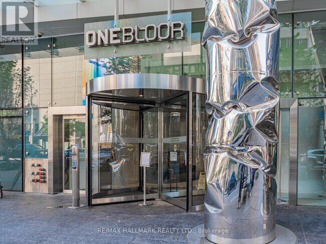 1 Bloor St E in Toronto, ON - Building Photo - Building Photo