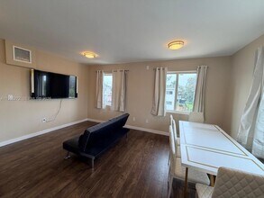 943 79th Terrace, Unit 201 in Miami Beach, FL - Foto de edificio - Building Photo