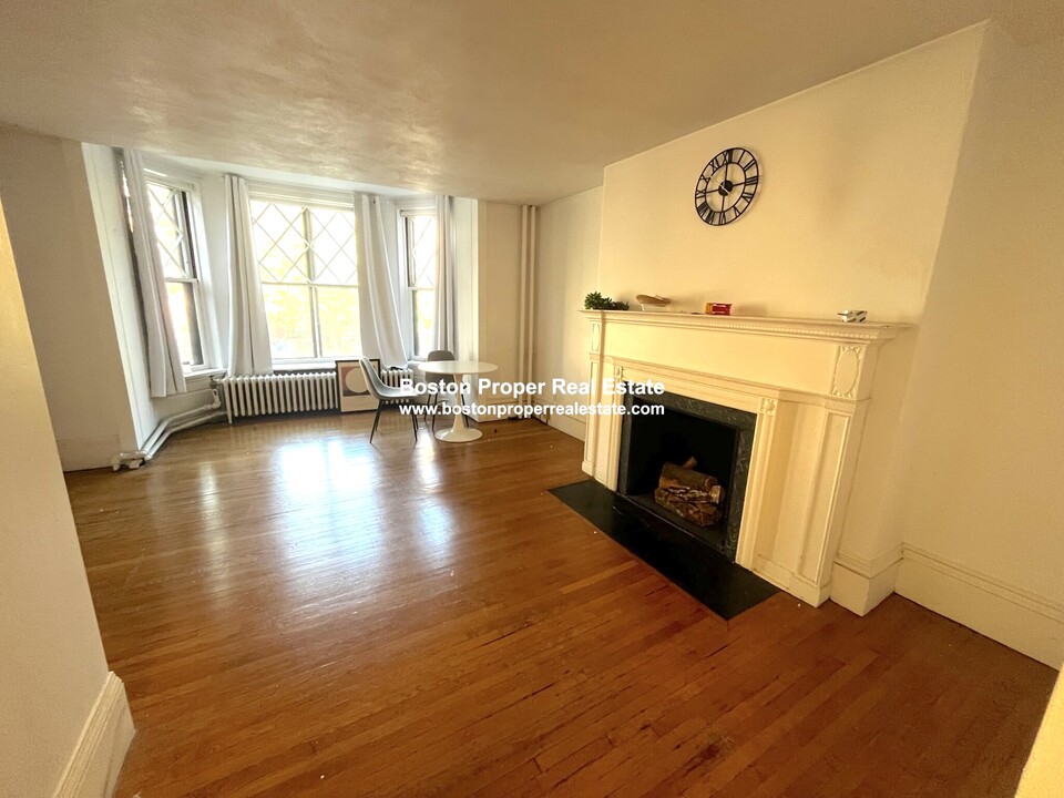 379 Marlborough St, Unit 3 in Boston, MA - Building Photo