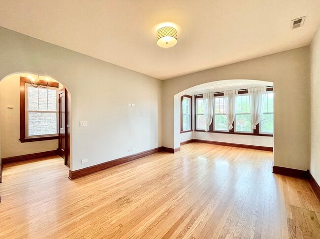 2652 N Harding Ave, Unit 02