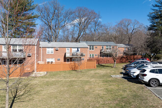 Village Green Condominiums in Dobbs Ferry, NY - Building Photo - Building Photo