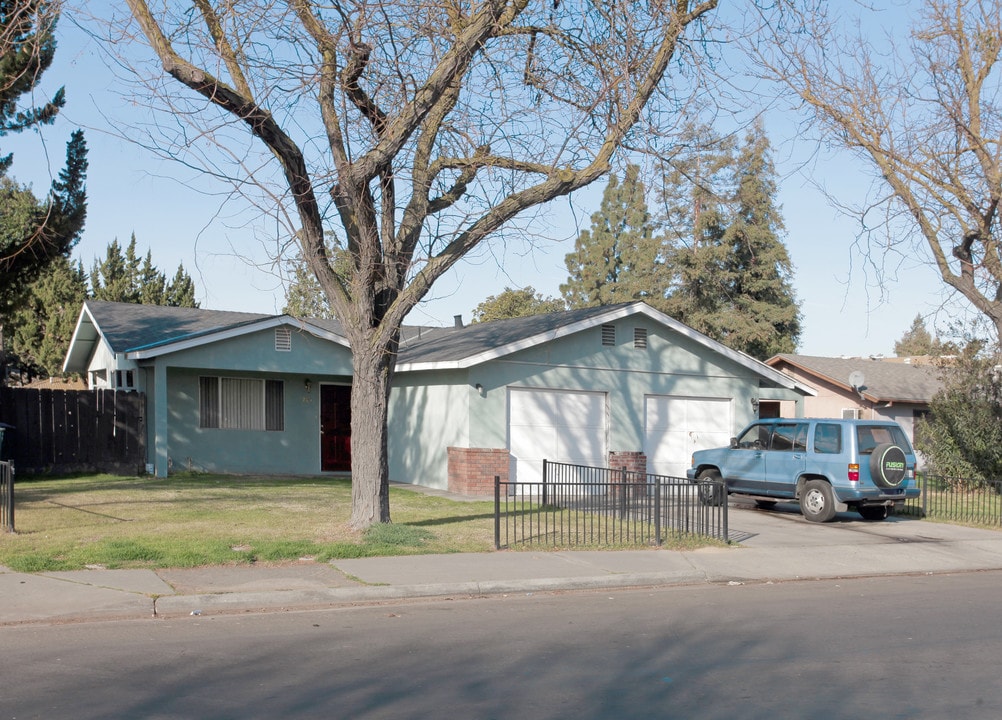 205 N Riverside Dr in Modesto, CA - Building Photo