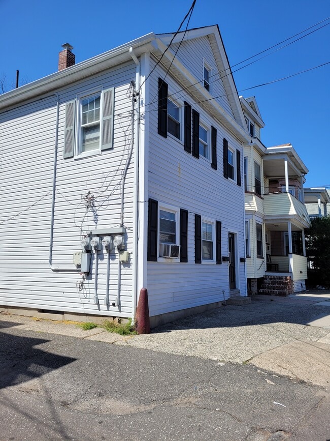 402 E 18th St, Unit 402 e 18th st. unit # 2 in Paterson, NJ - Building Photo - Building Photo