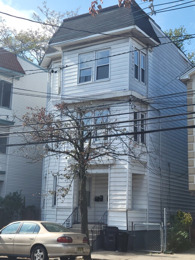 31 Stuyvesant Ave, Unit 2