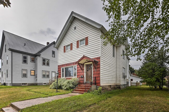 517 11th Ave W, Unit Downstairs
