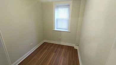 109 N Center St, Unit G in Joliet, IL - Building Photo - Building Photo