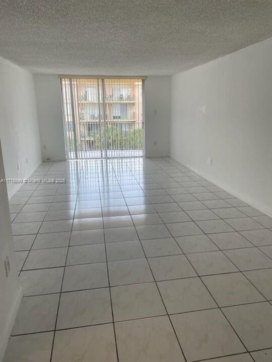 9310 Fontainebleau Blvd, Unit 505 in Miami, FL - Building Photo