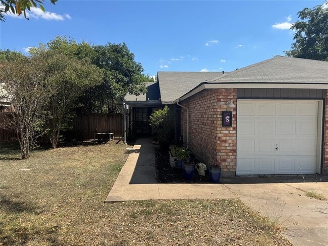 112 S Mockingbird Ln in Lockhart, TX - Building Photo - Building Photo
