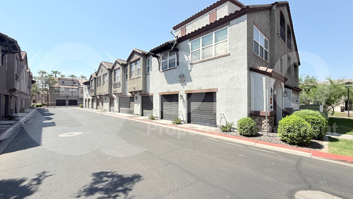 2222 E Huntington Dr in Phoenix, AZ - Foto de edificio
