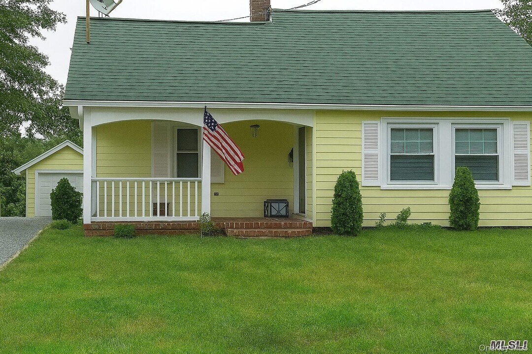 15 River Rd in Sayville, NY - Building Photo