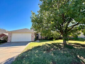 2216 SE 5th St in Moore, OK - Building Photo