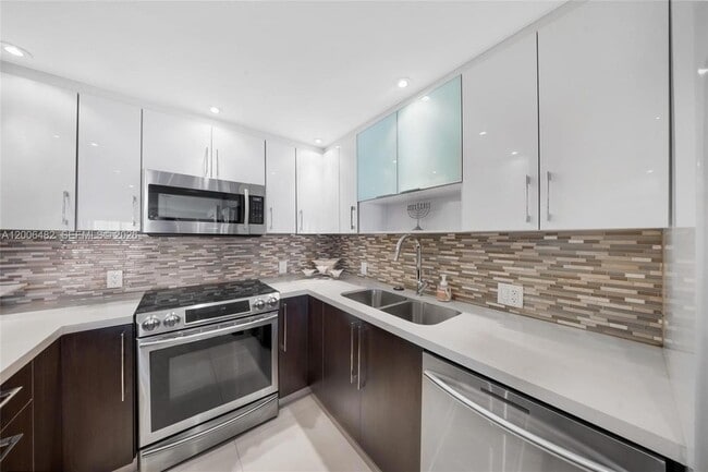 100 Bayview Dr, Unit 1905 in Sunny Isles Beach, FL - Building Photo - Building Photo