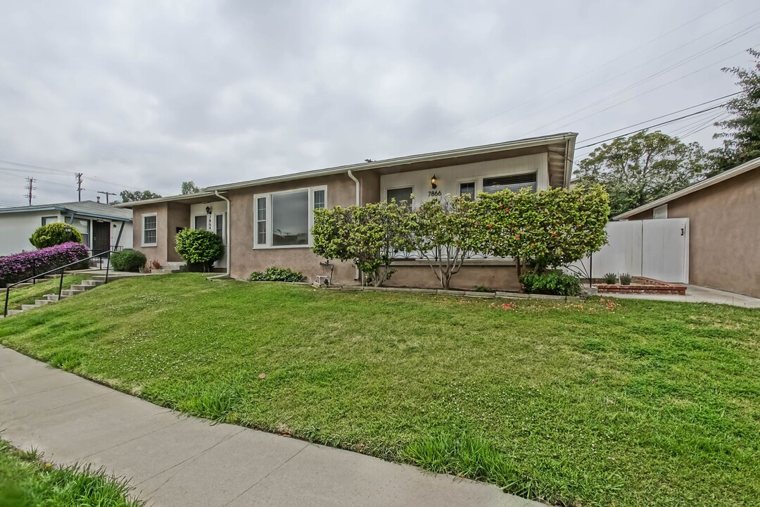 7866 Flight Ave in Los Angeles, CA - Building Photo