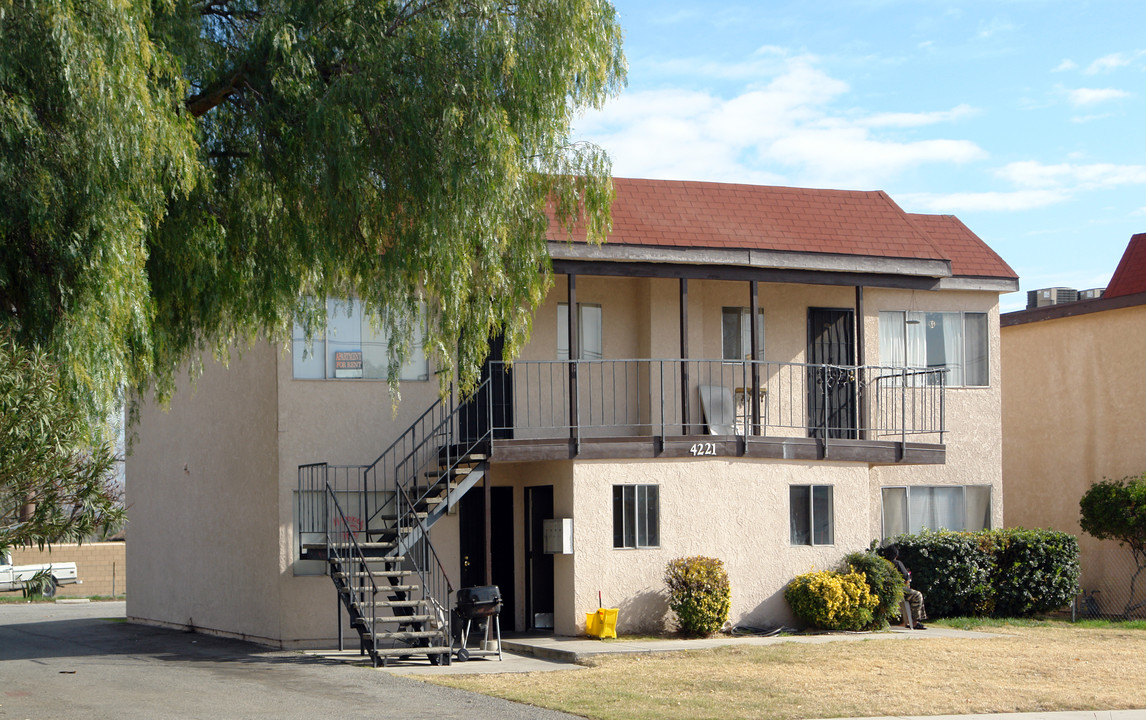 4221 Mountain Dr in San Bernardino, CA - Foto de edificio