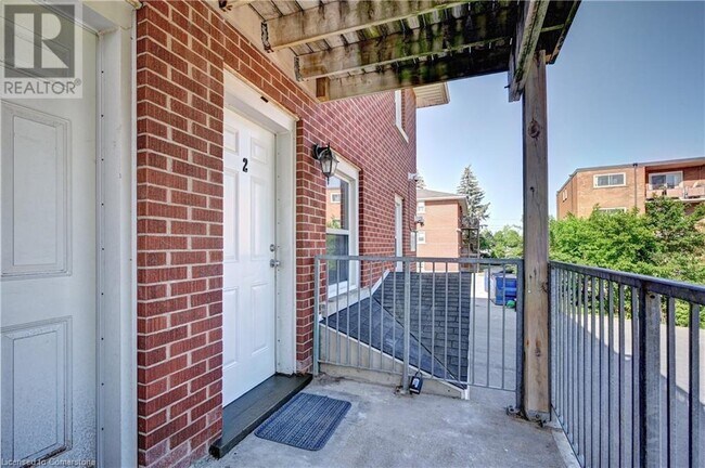 1230 Queen's Blvd in Kitchener, ON - Building Photo - Building Photo