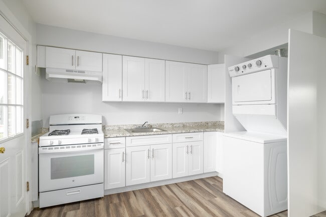 Pinewood Apartments in Lakewood, NJ - Building Photo - Interior Photo