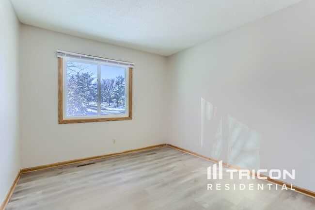 2004 E 123rd St in Burnsville, MN - Building Photo - Building Photo