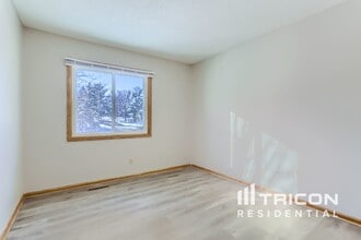 2004 E 123rd St in Burnsville, MN - Building Photo - Building Photo