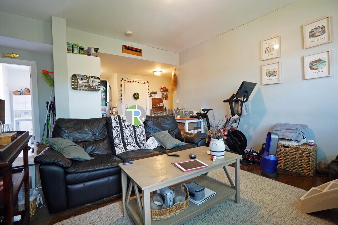 45 Carlton St in Brookline, MA - Building Photo