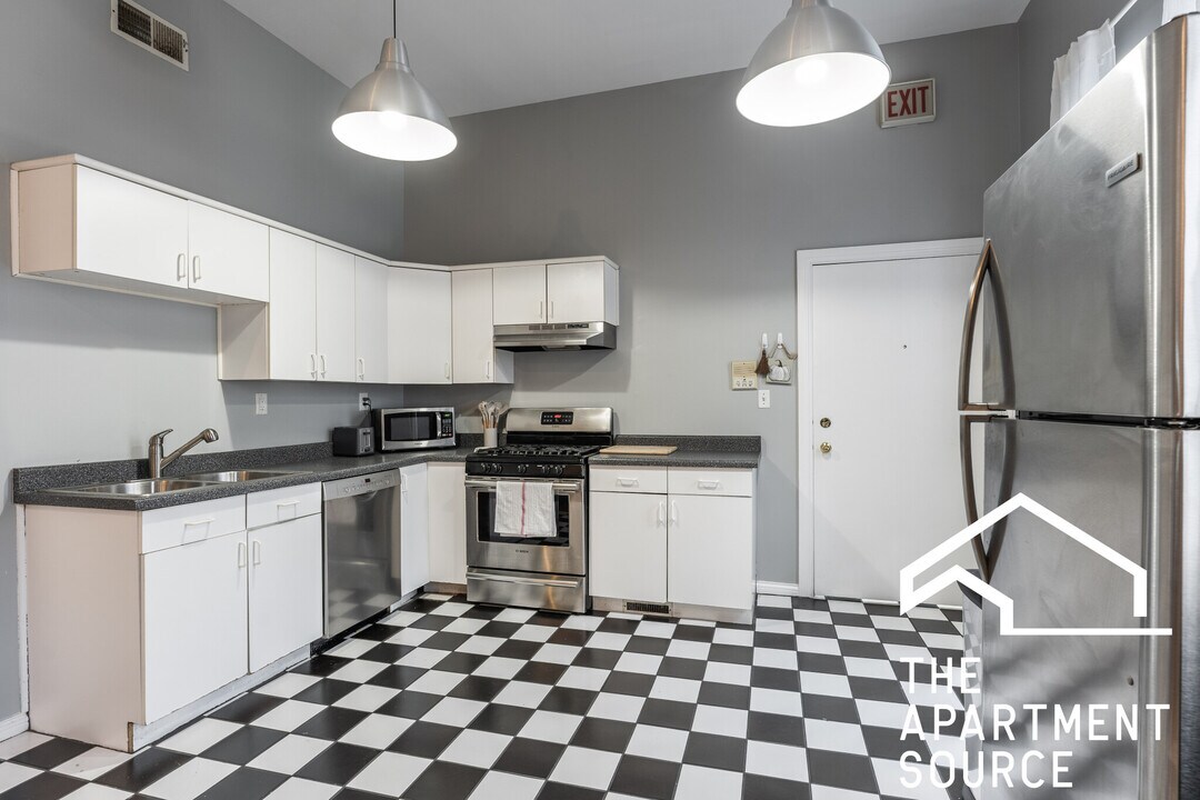 646 N Damen Ave in Chicago, IL - Building Photo