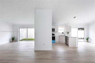 46 Gables Blvd in Weston, FL - Building Photo - Building Photo