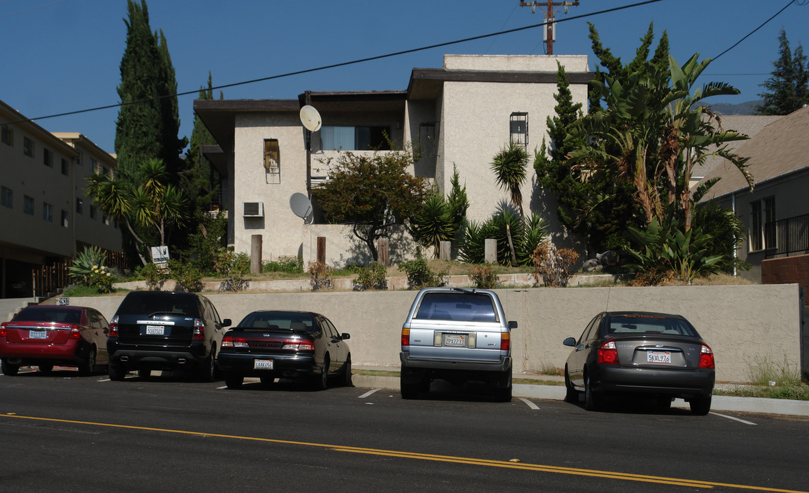 2831 Montrose Ave in La Crescenta, CA - Building Photo