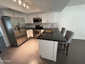 320 E LARKSPUR Ln in Tempe, AZ - Building Photo