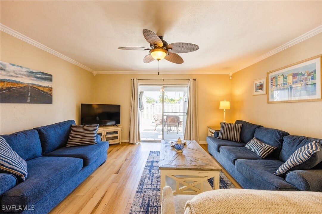 6777 Winkler Rd in Ft. Myers, FL - Building Photo