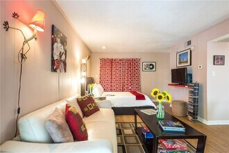 2204 Trailside Dr-Unit -102 in Austin, TX - Building Photo - Building Photo