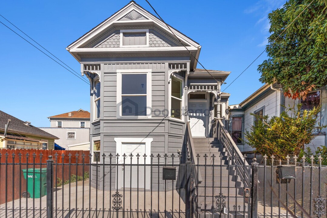 2364 E 16th St in Oakland, CA - Building Photo