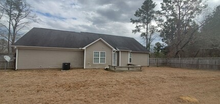 211 Wolfbridge Dr in Raeford, NC - Building Photo - Building Photo