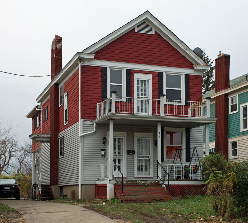 2613 W Eighth St in Cincinnati, OH - Building Photo