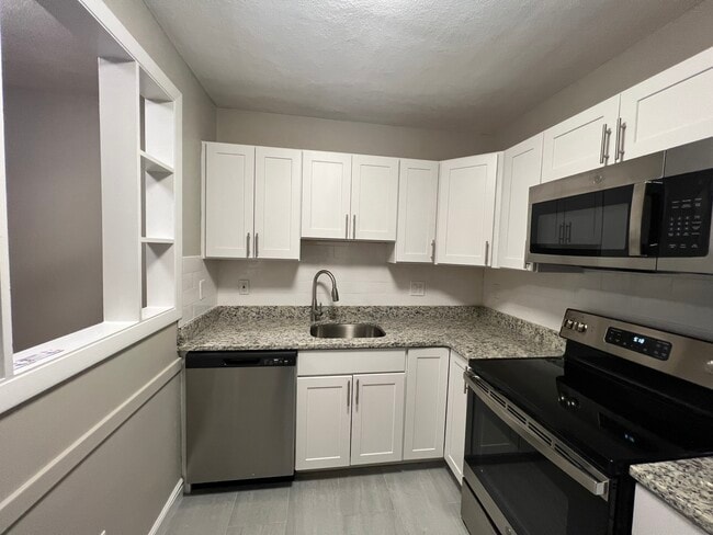 282 Grove St, Unit 03 in Auburndale, MA - Building Photo - Building Photo
