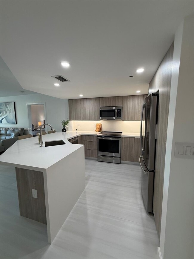 201 Golden Isles Dr in Hallandale Beach, FL - Building Photo - Building Photo