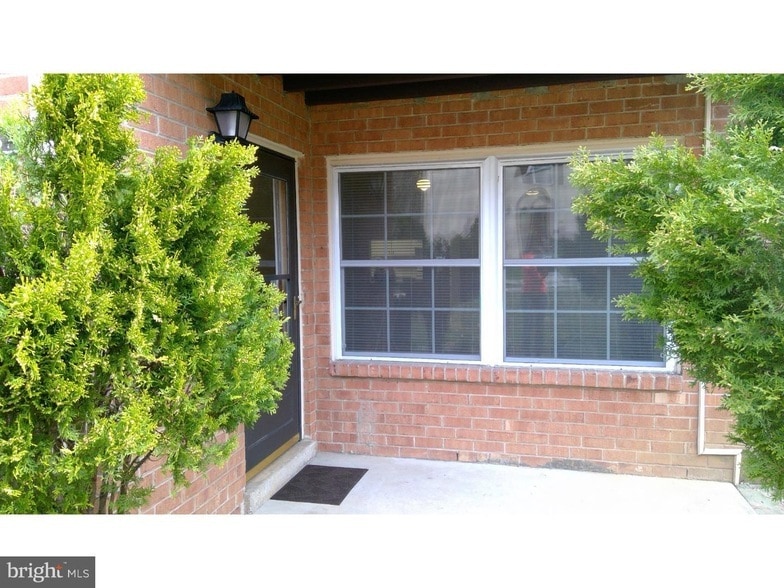 379 Old Forge Crossing, Unit 379 in Devon, PA - Building Photo